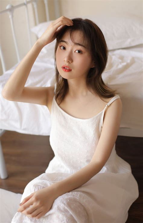 习近平同出席纪念大会的各国嘉宾登上天安门城楼